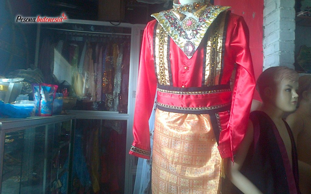 Kostum atau Busana  yang digunakan dalam Tari ini dibagi 