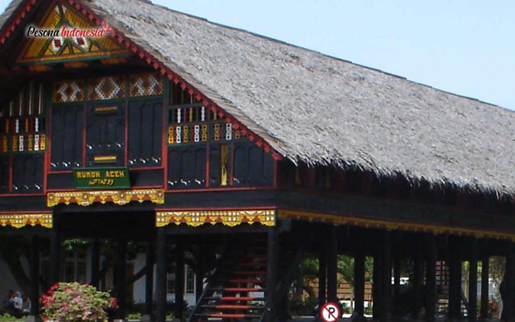 Rumah krong bade berasal dari Nanggroe Aceh Darussalam. Bangunan ini