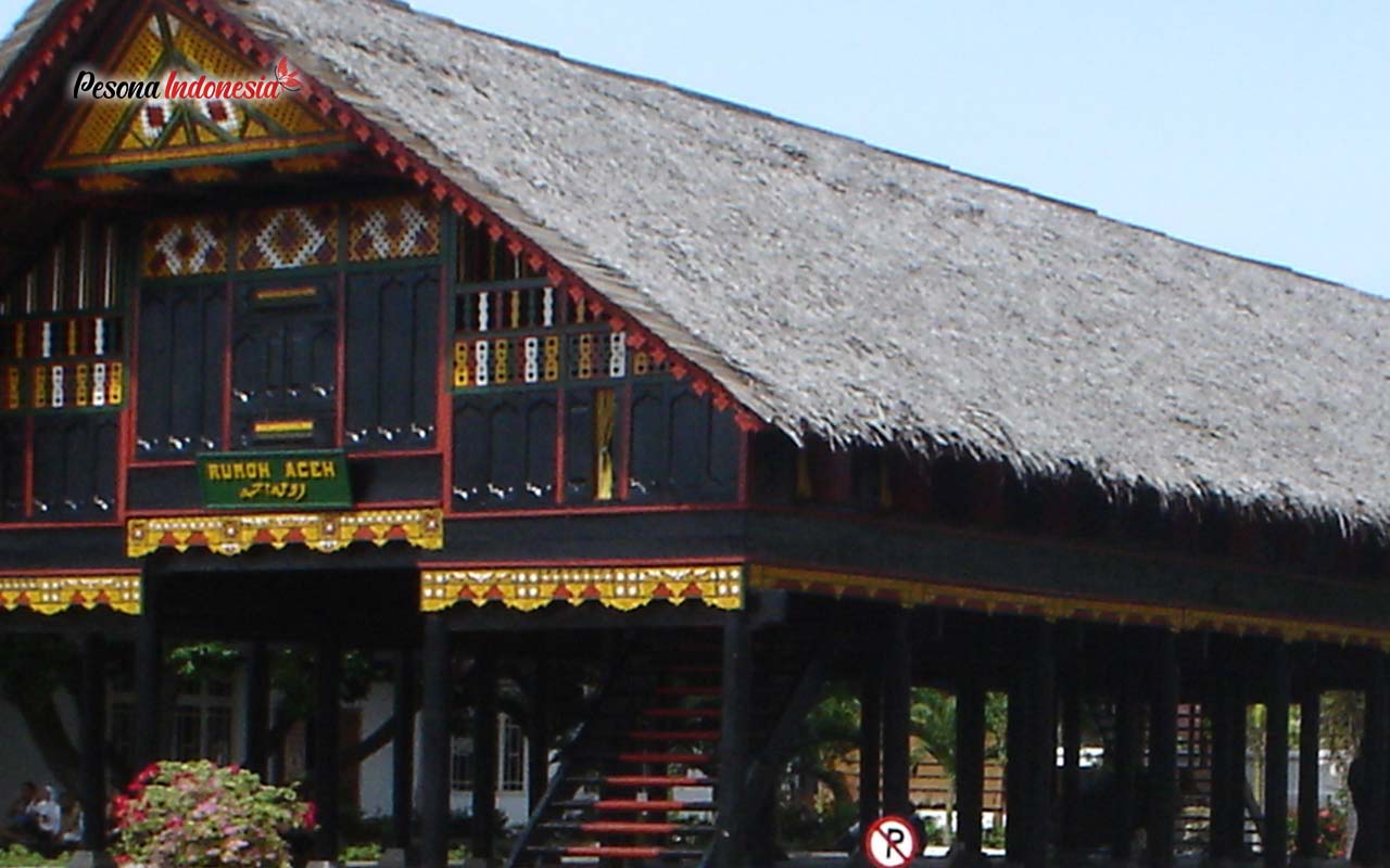  Rumah  krong bade berasal dari Nanggroe Aceh  Darussalam 