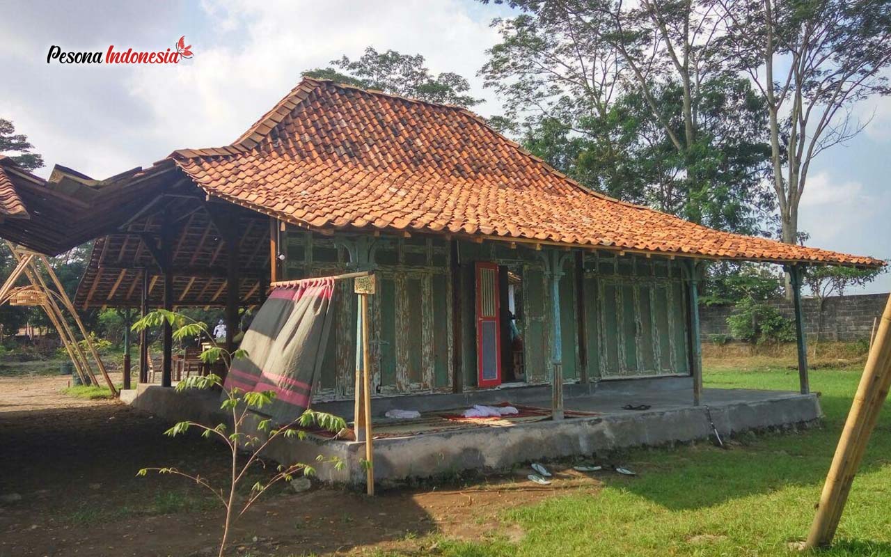 Rumah adat khas Jawa Tengah ini memiliki cirinya sendiri yang terdapat