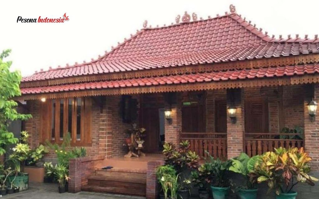 Bentuk rumah  adat daerah Jawa  Timur ini merupakan 