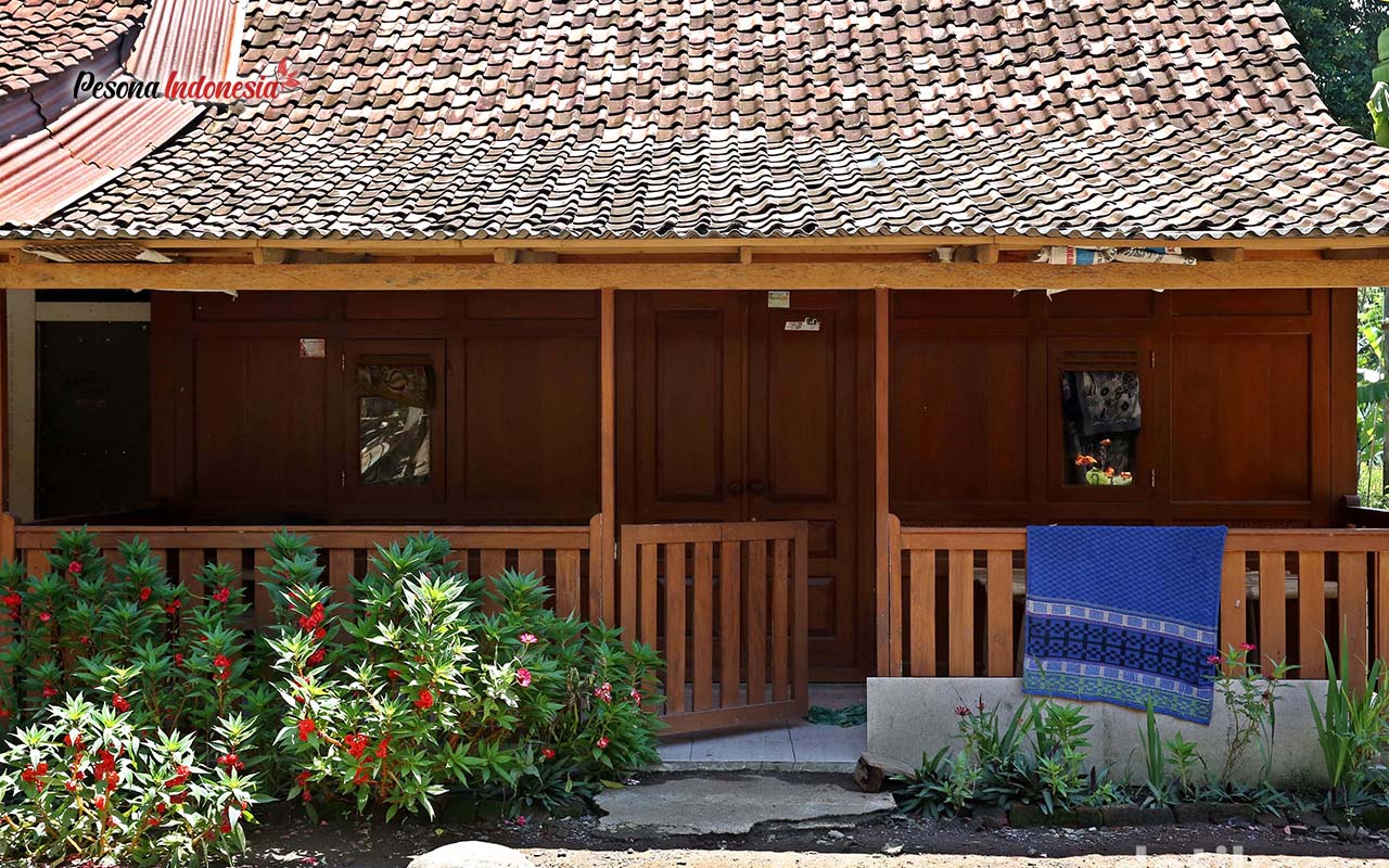 Rumah adat masyarakat Jawa Timur ini berasal dari Kabupaten Banyuwangi