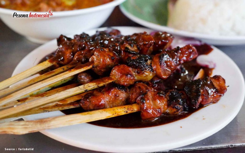 Makanankhas Sunda yang selanjutnya ada Sate Maranggi. Makanan ini