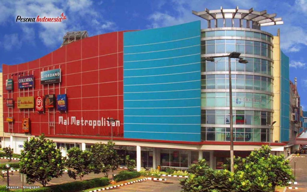 Mall ini memiliki slogan “ Dunia Belanja dan Rekreasi” karena mall ini