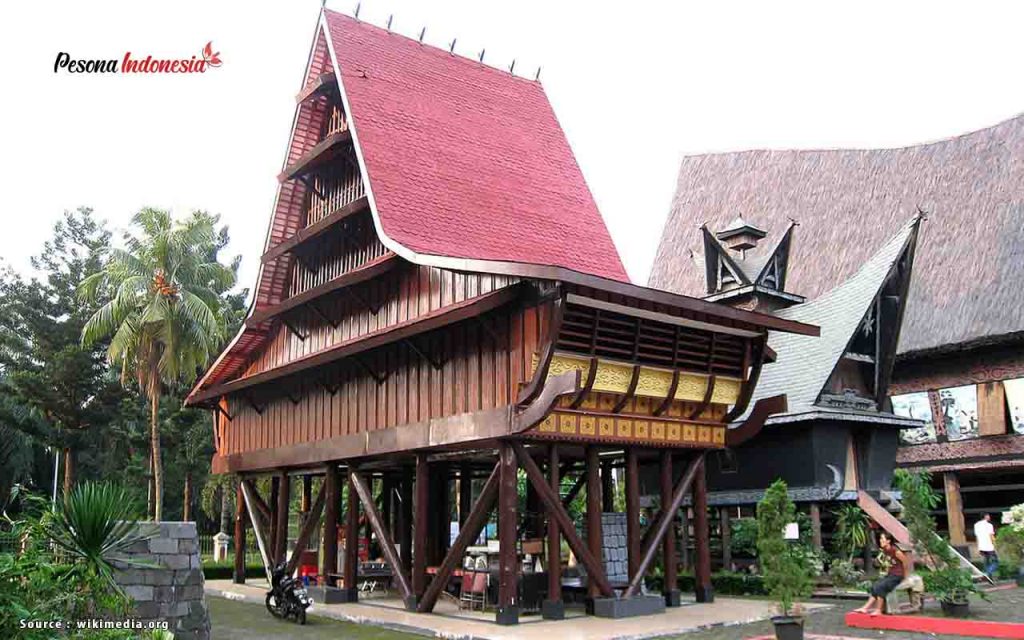 Rumah adat provinsi Sumatera Utara lainnya adalah rumah nias. Tempat