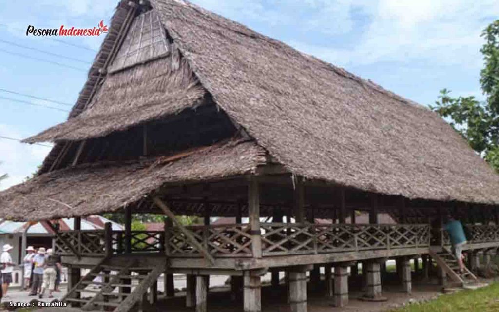Dalam bahasa Indonesia nama rumah  adat Maluku baileo ini 