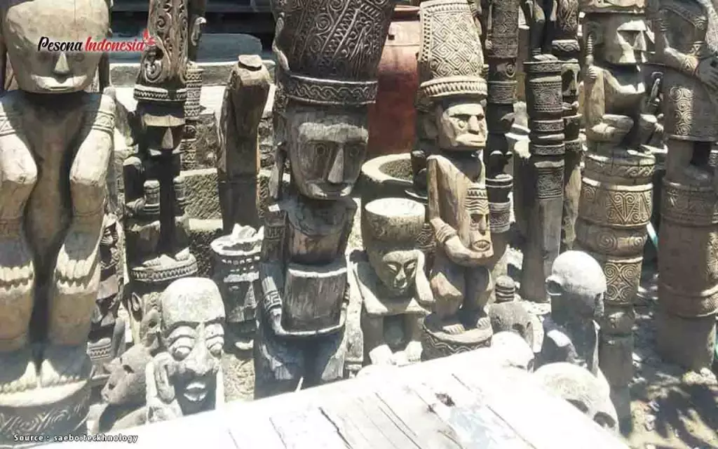 Pembuatan patung seperti relief dan patung dengan bahan kayu dapat menggunakan teknik